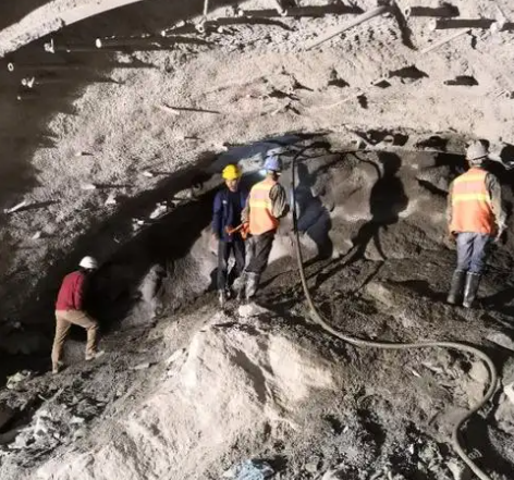 鹿寨拱顶带模注浆料的施工流程及注意事项